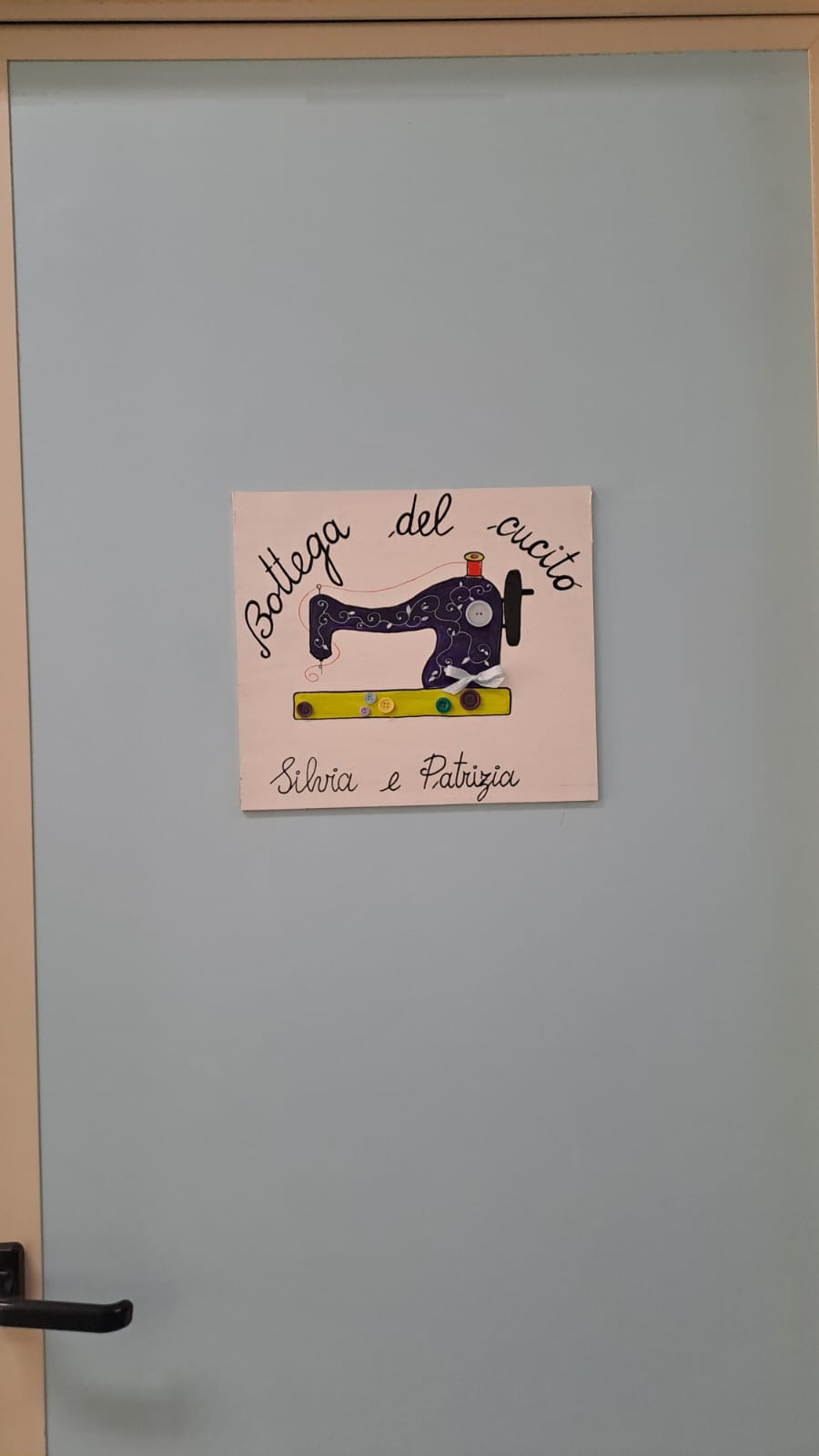 Ingresso della bottega del cucito, dedicata a Silvia e Patrizia