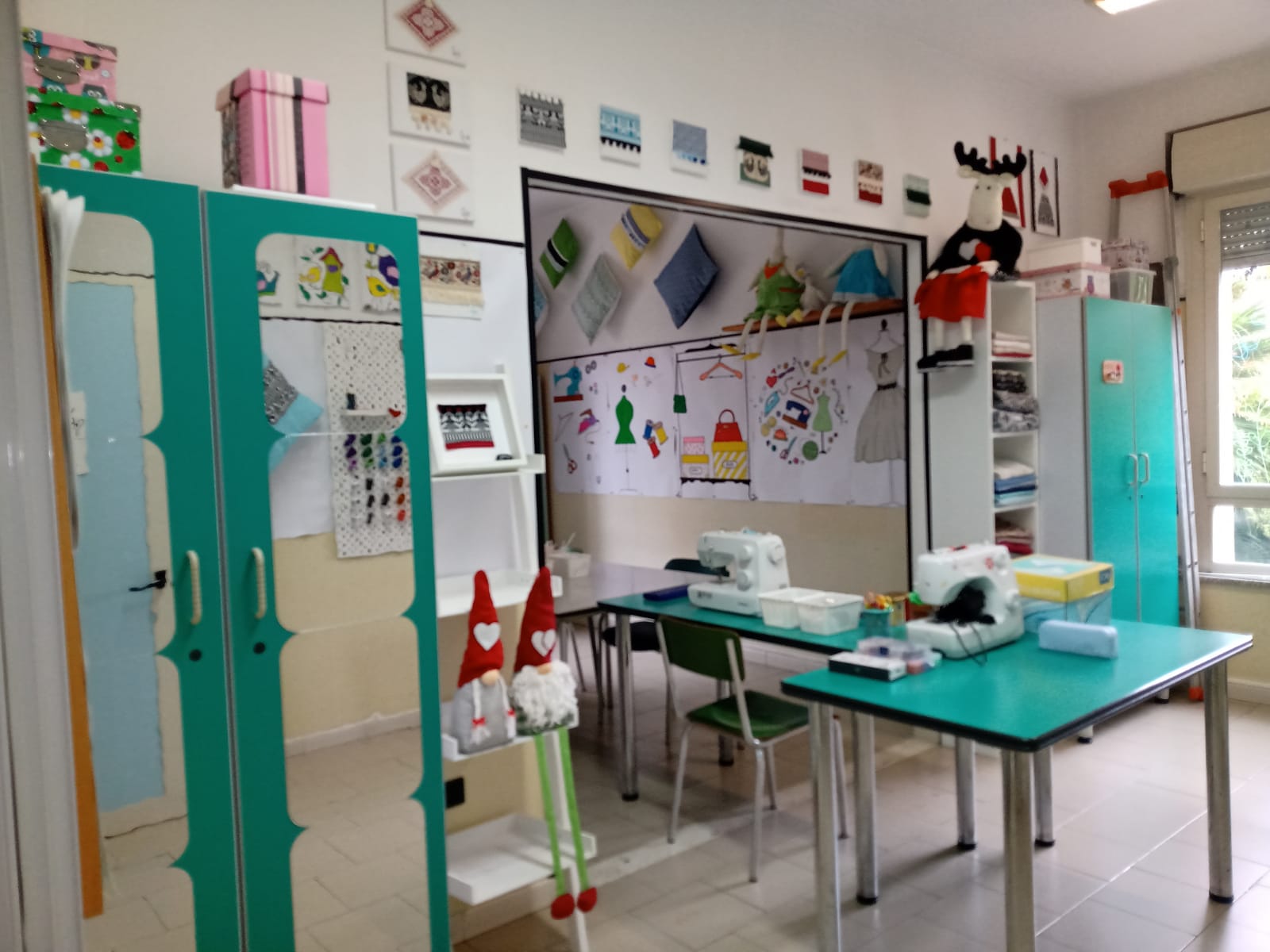 Lo spazio creativo del Centro Diurno Saìa con strumenti e lavori alle pareti