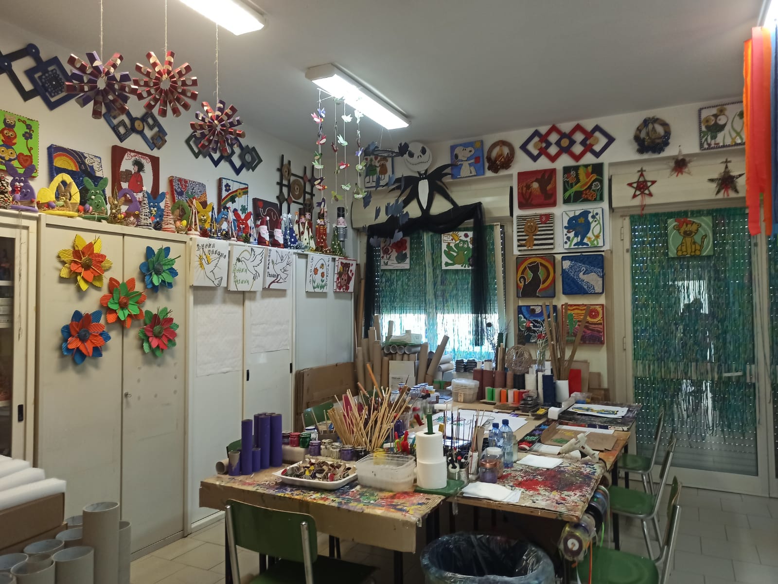 Tavoli, strumenti e lavori dello spazio materiali riciclati