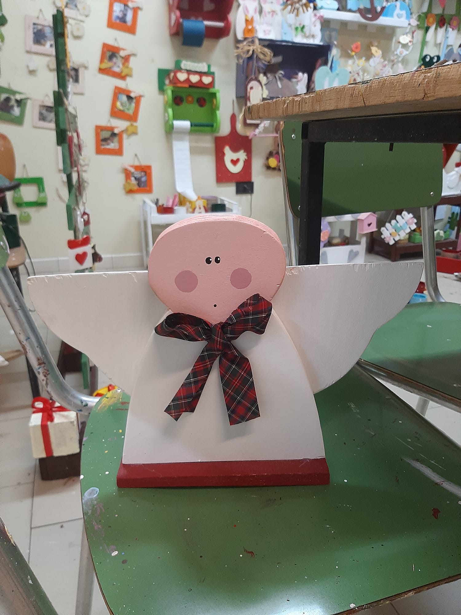 Tavoli, strumenti e lavori dello spazio creativo