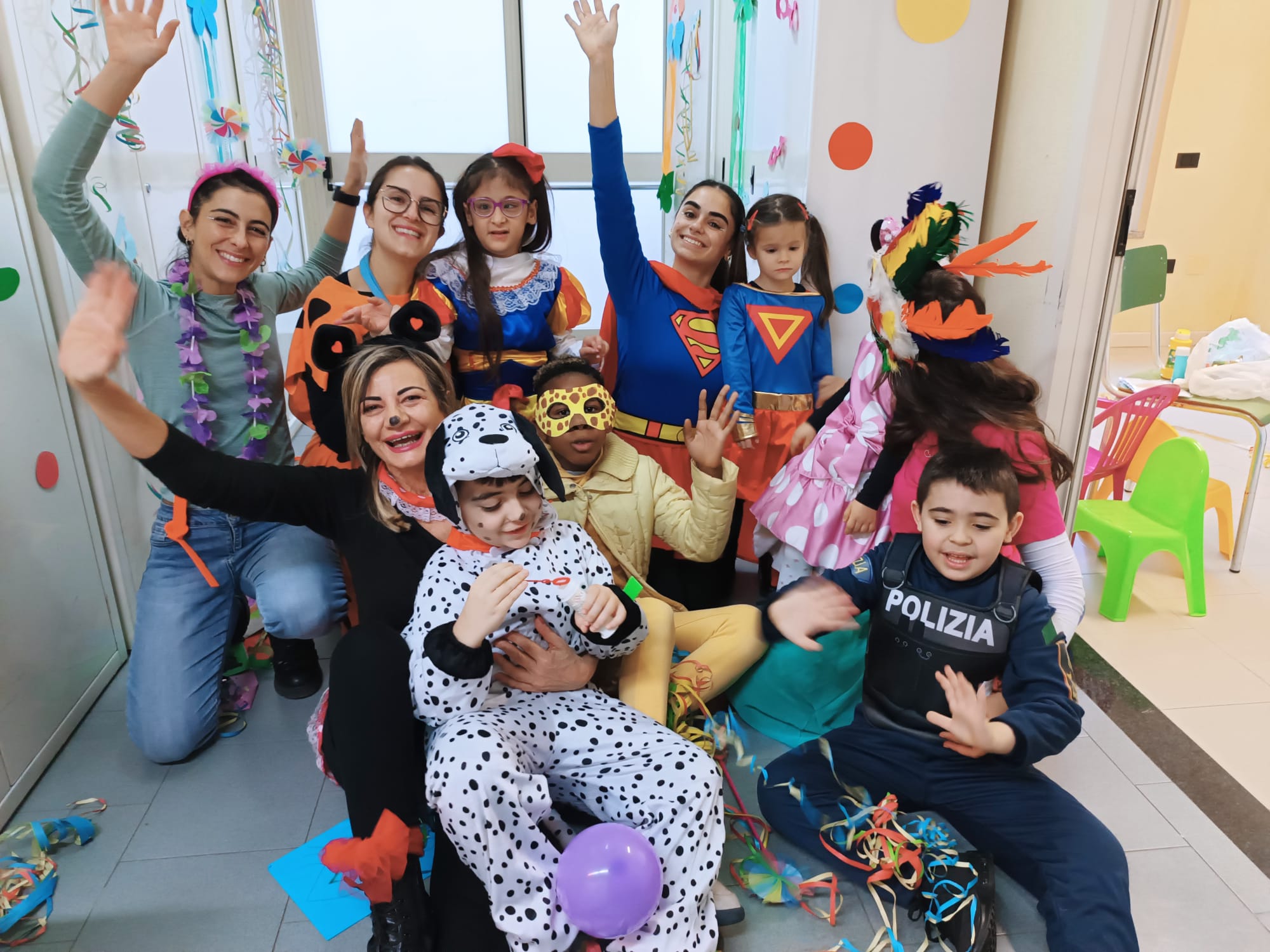 Bambini e professioniste SAÌA durante un momento di festa