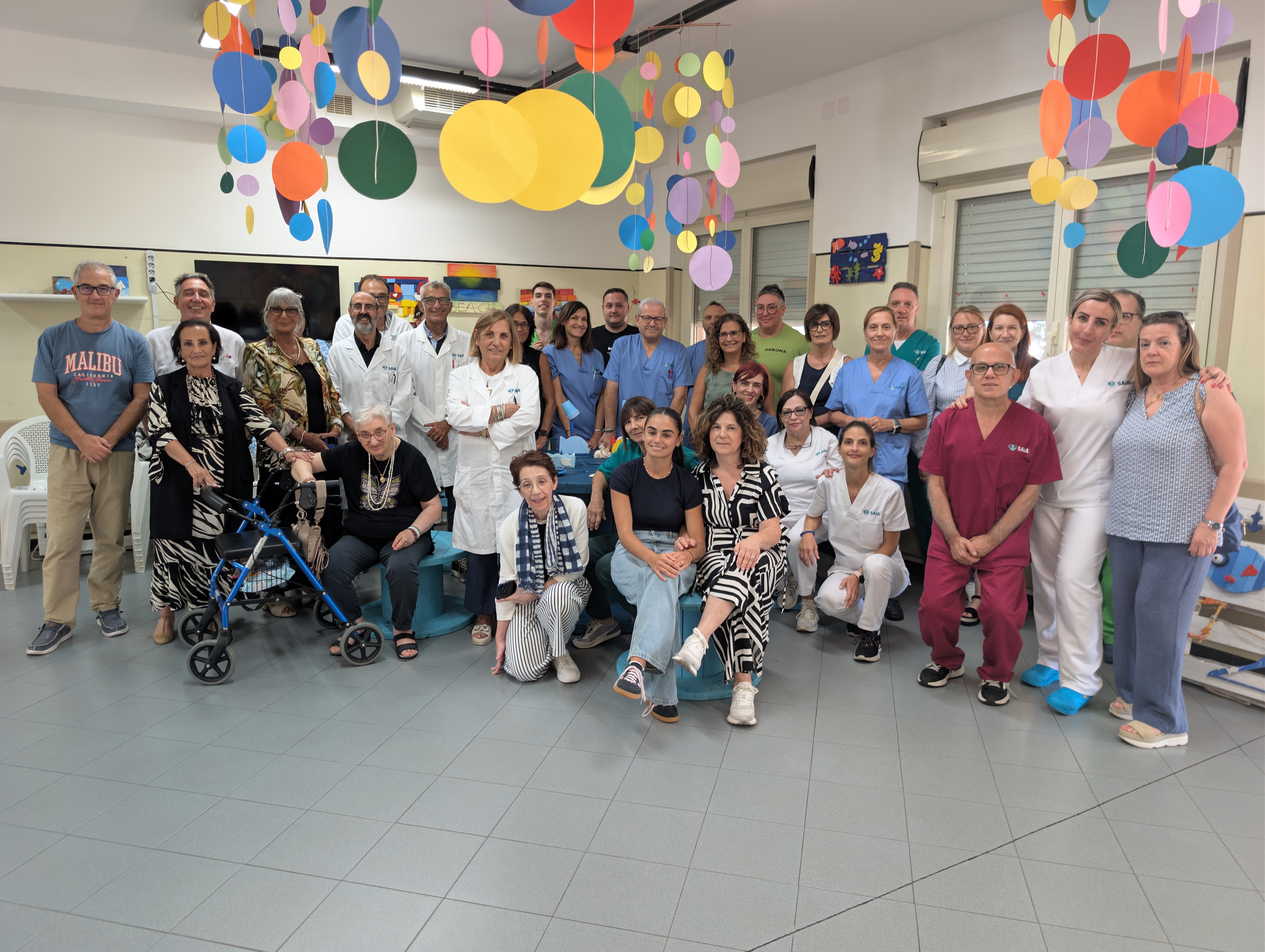 Foto di gruppo delle persone presenti alla festa per il primo anno di SAÌA