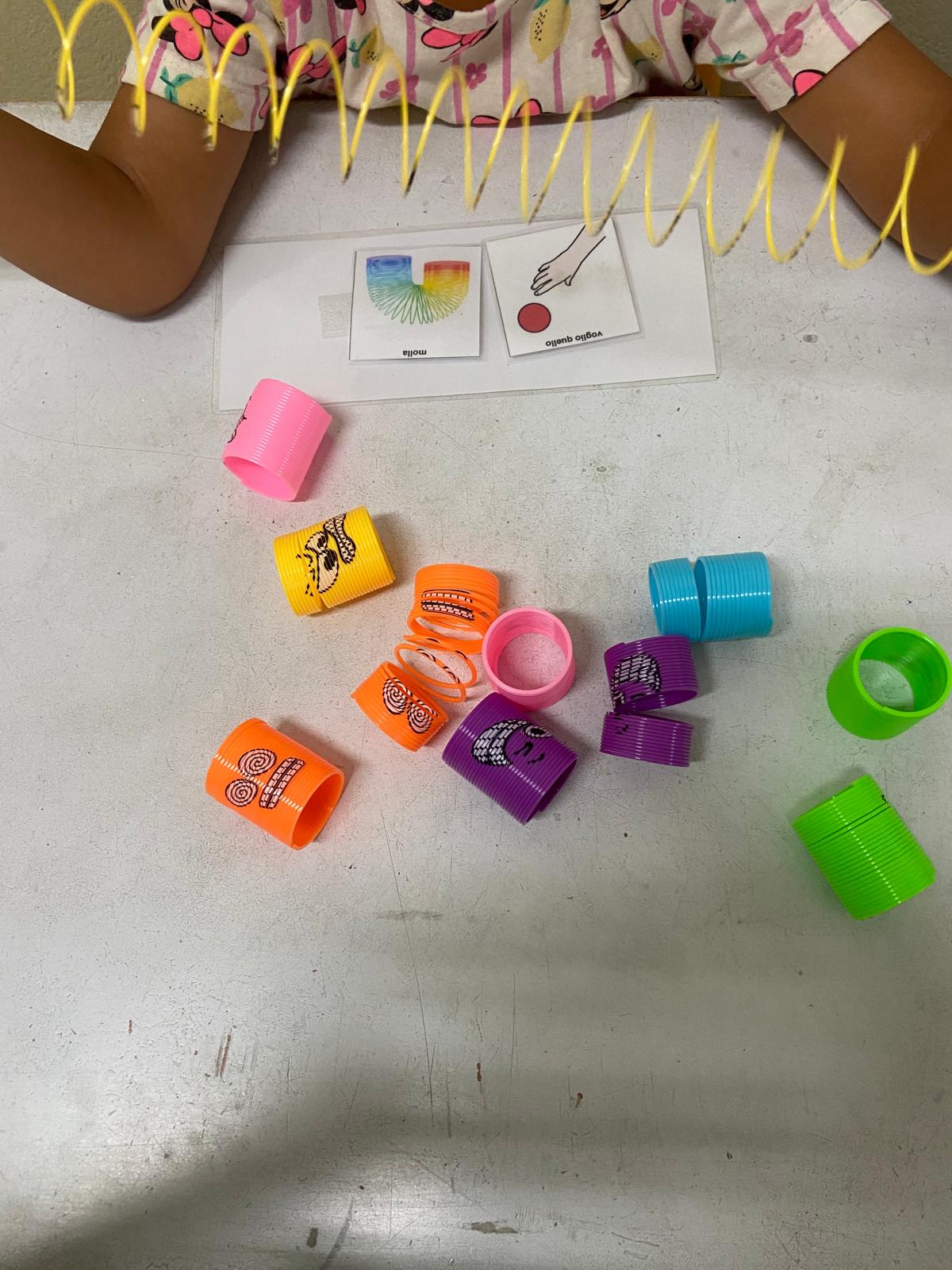 Attività strutturata con materiali colorati e supporti visivi