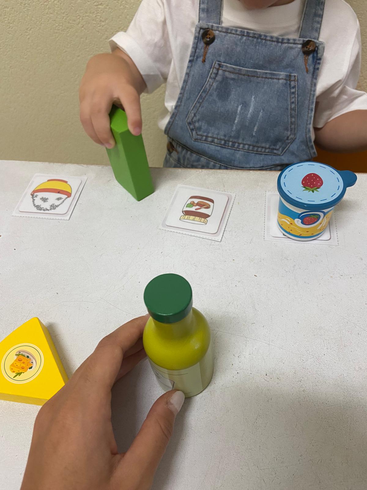 Bambino impegnato in un’attività di scelta con oggetti e immagini