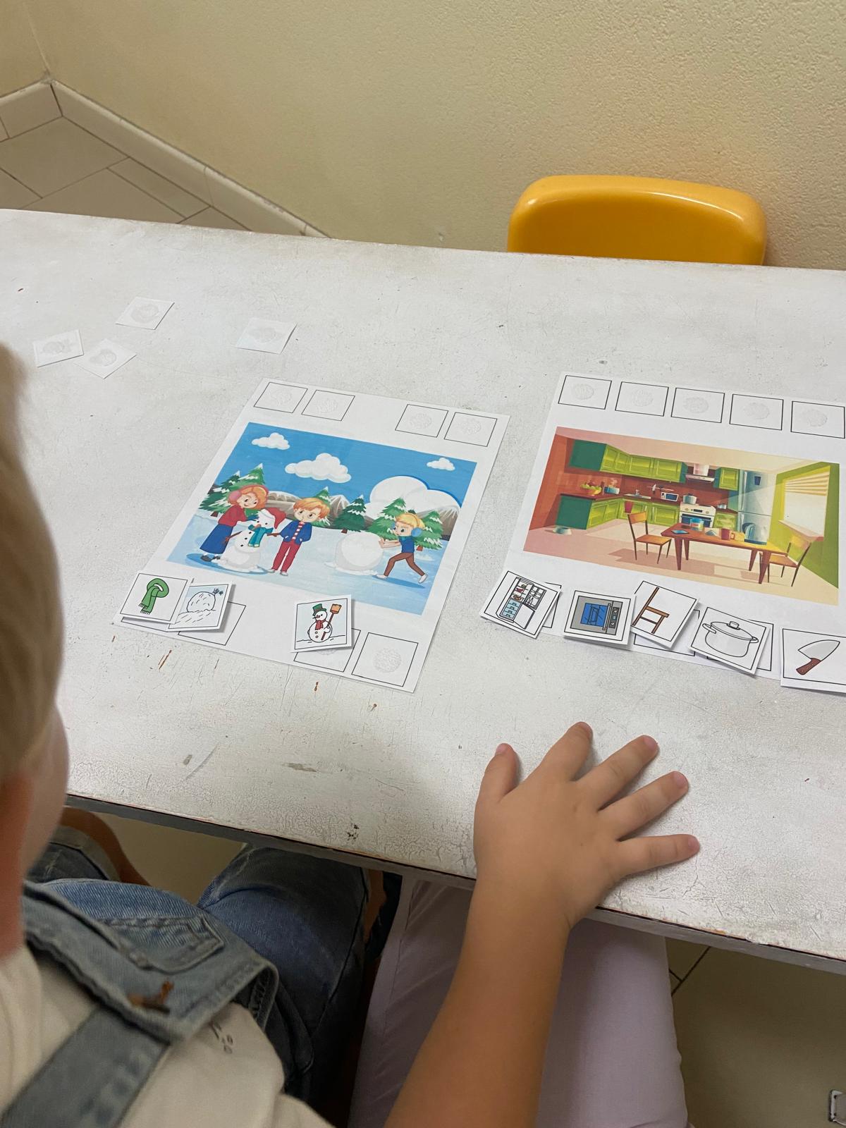 Bambino durante un’attività con sequenze illustrate