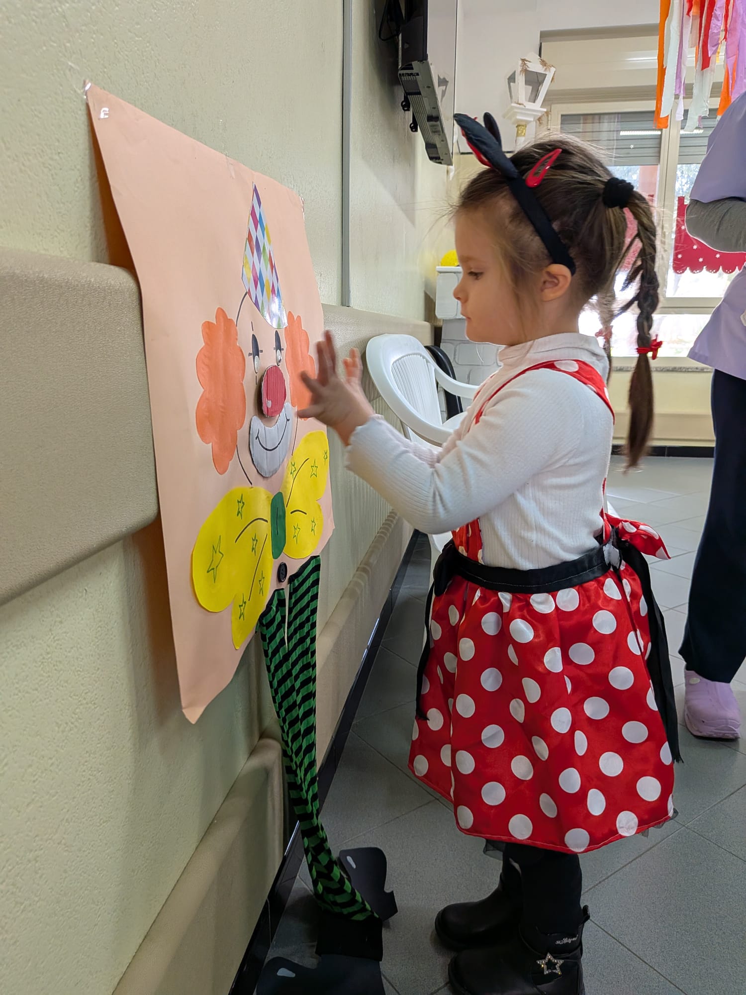 Bambina impegnata in un’attività creativa e sensoriale su pannello