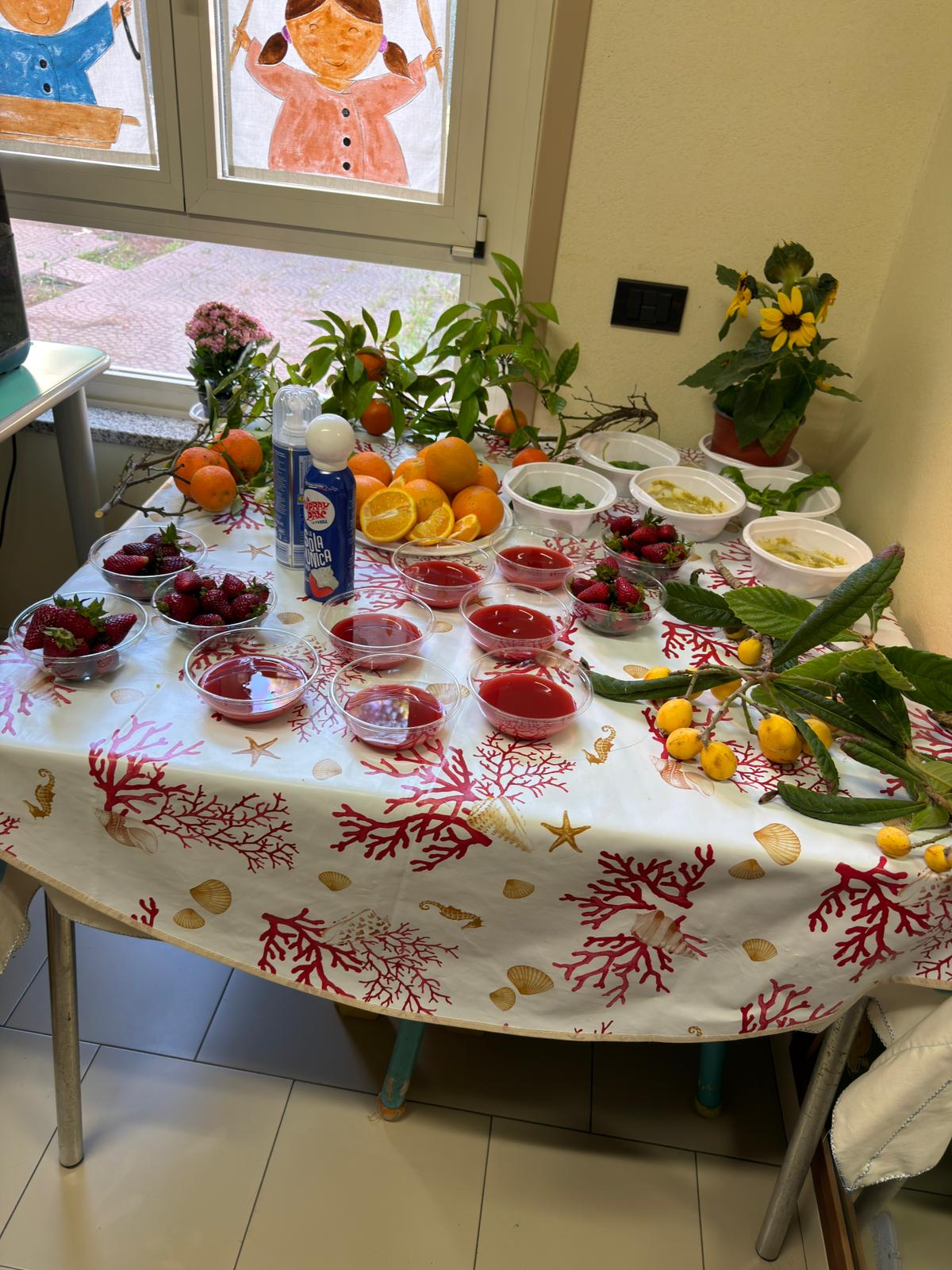 Tavolo preparato per un’attività sensoriale ed esplorativa con alimenti