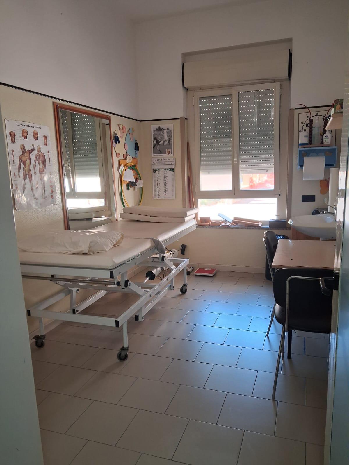 Palestra riabilitativa con parallele e attrezzature