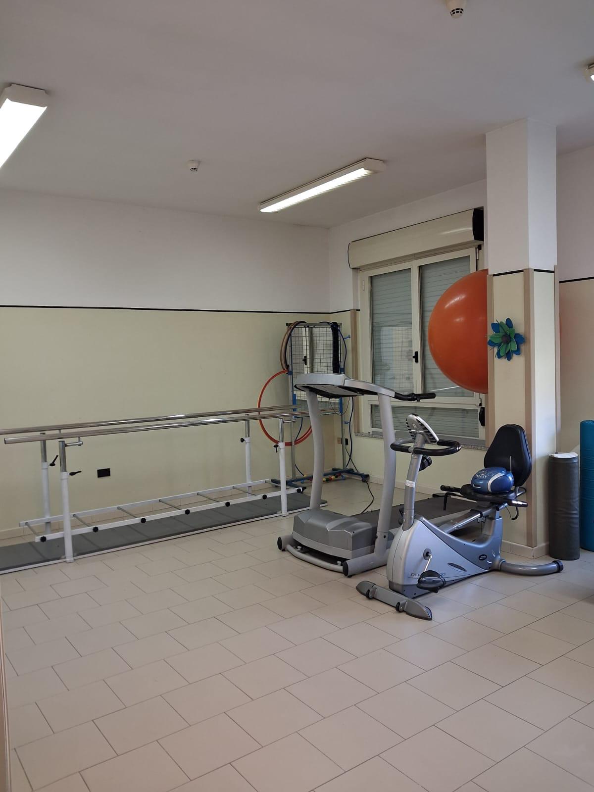 Attrezzature e lettino in una sala riabilitativa