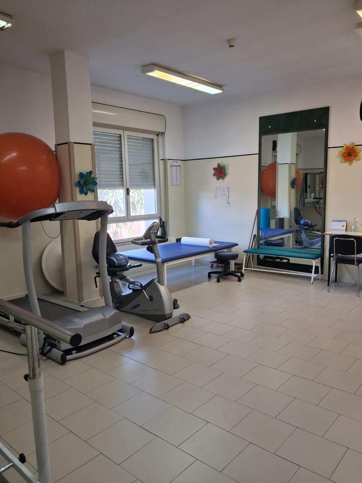 Lettini e materiali in un ambiente per la riabilitazione