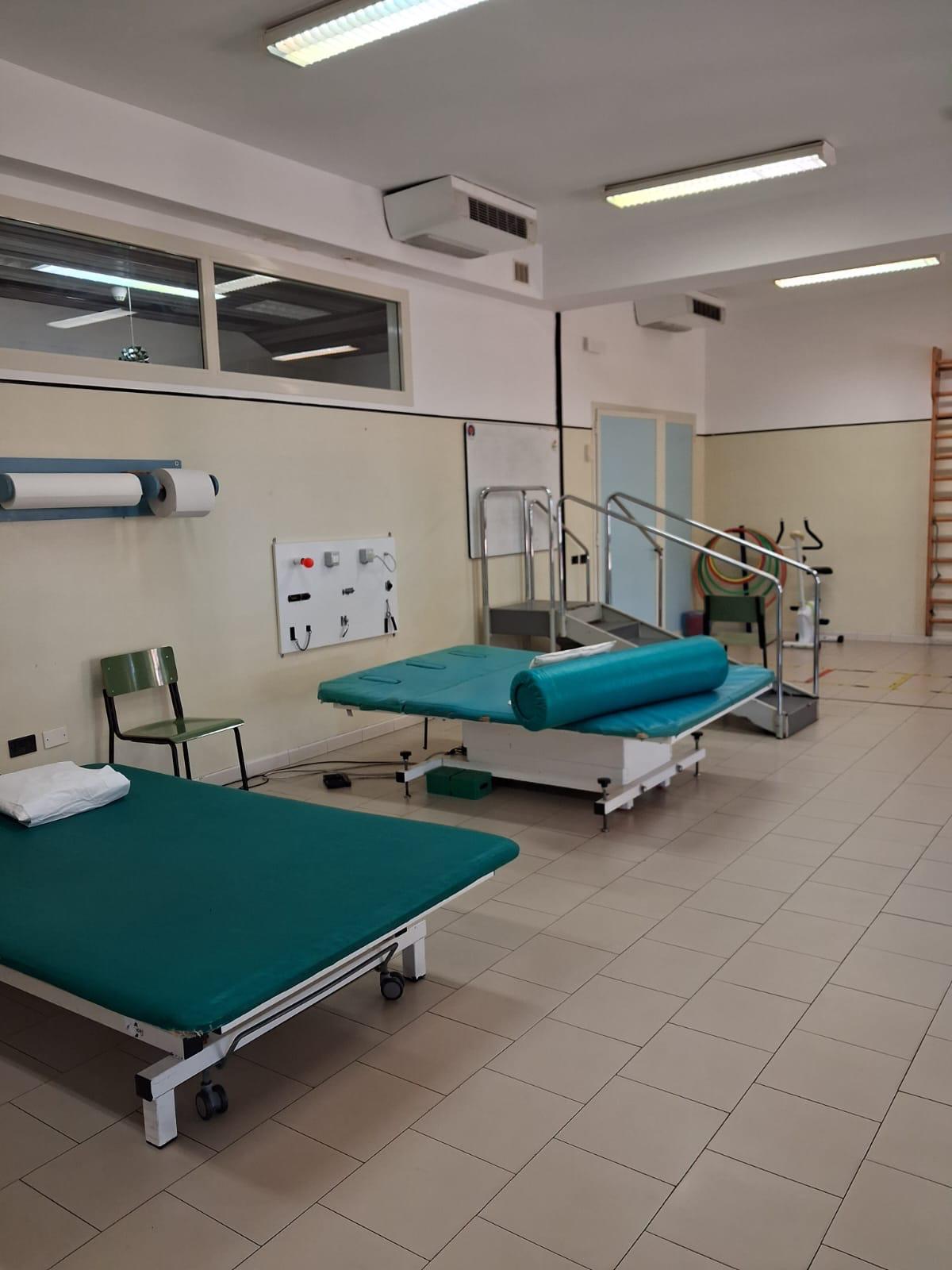 Palestra con lettini, spalliera e percorso riabilitativo