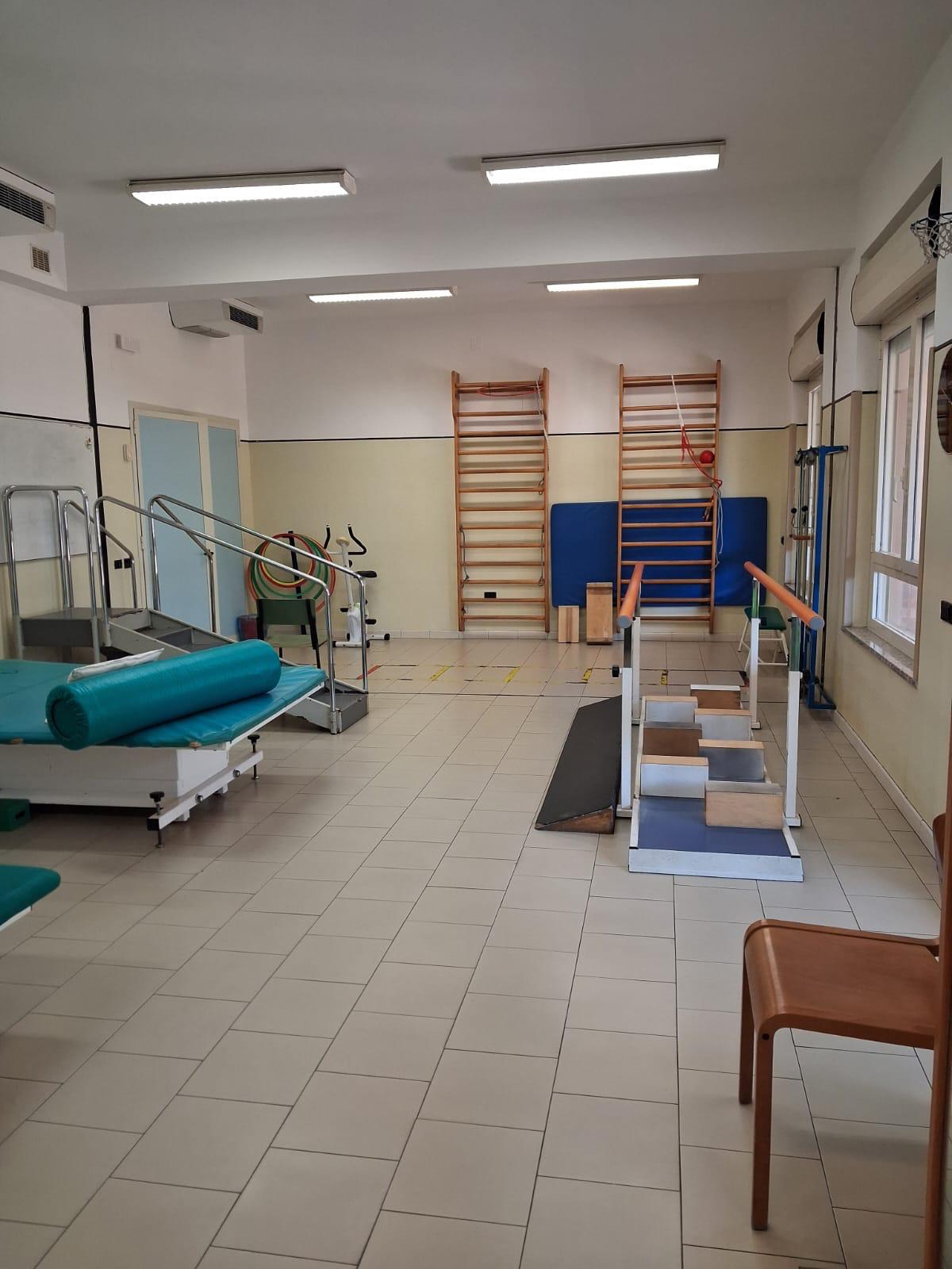 Lettini e attrezzature della palestra riabilitativa
