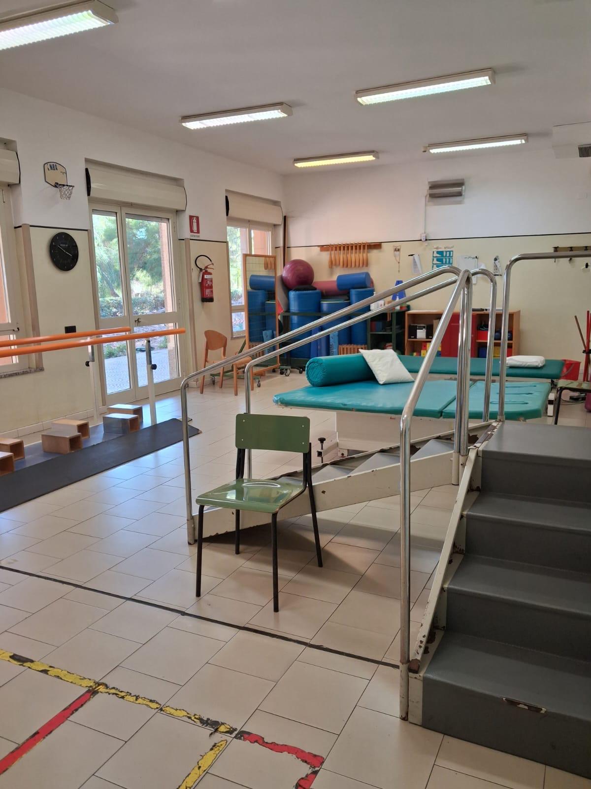 Scala riabilitativa e lettini nella palestra