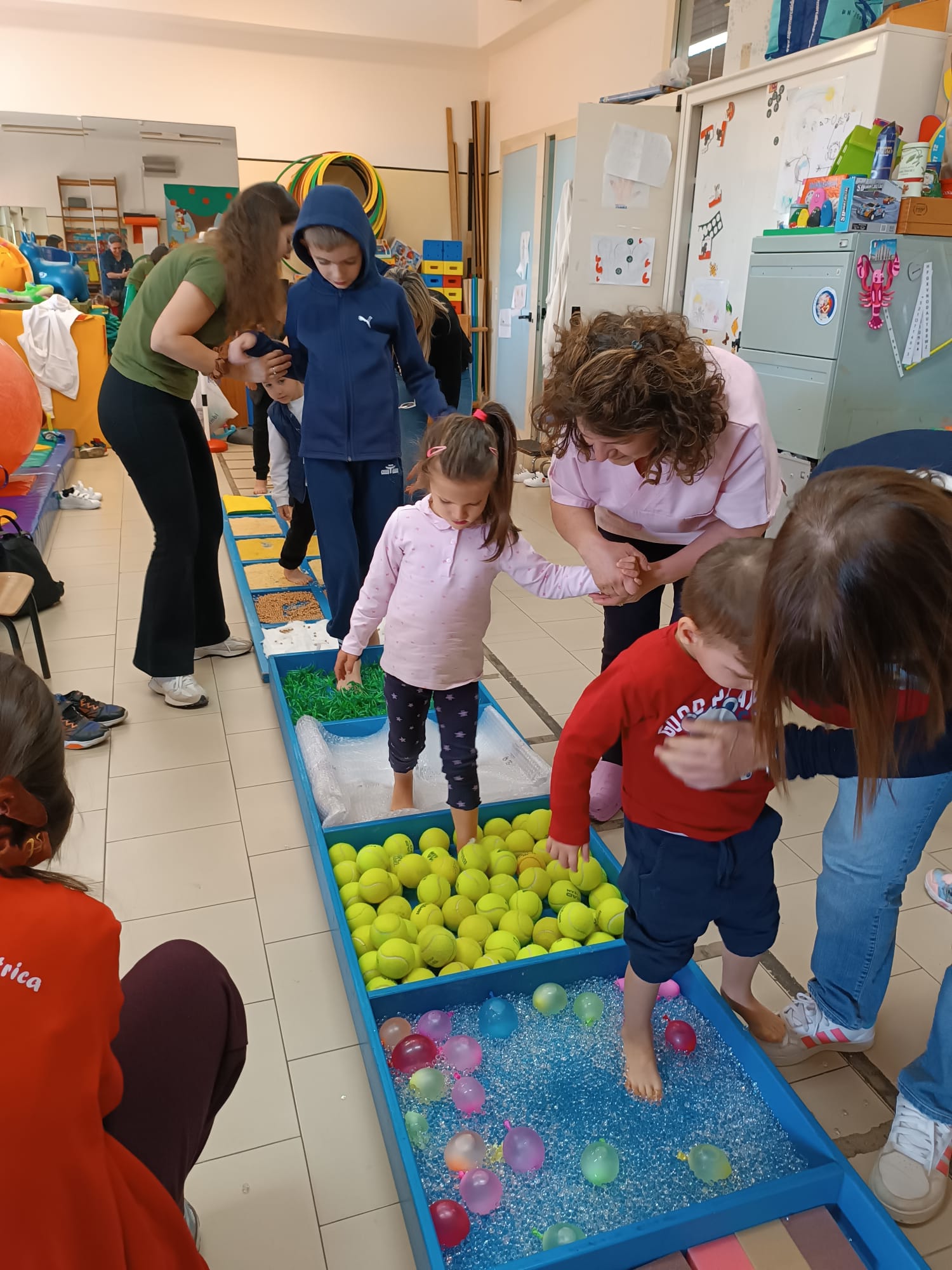 Attività riabilitativa e di gioco condiviso con bambini negli spazi SAÌA